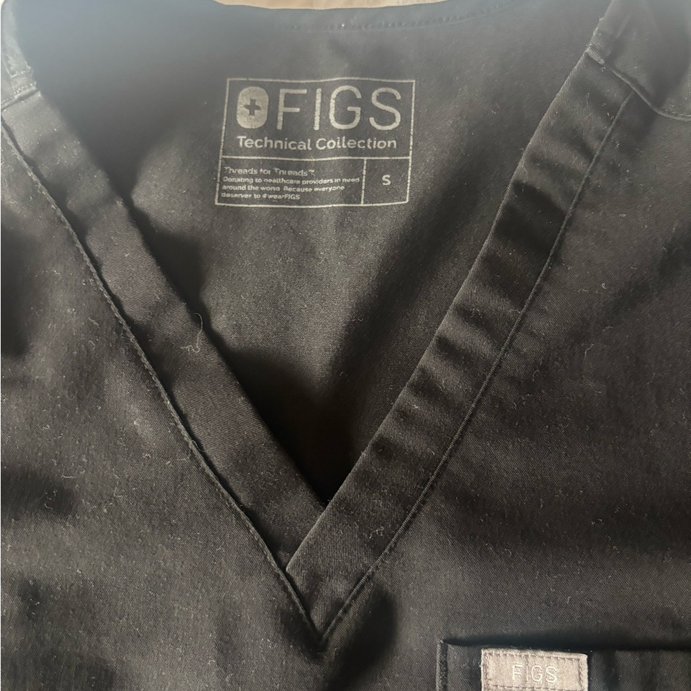 Figs Women’s Black One Pocket Scrub Top - Small